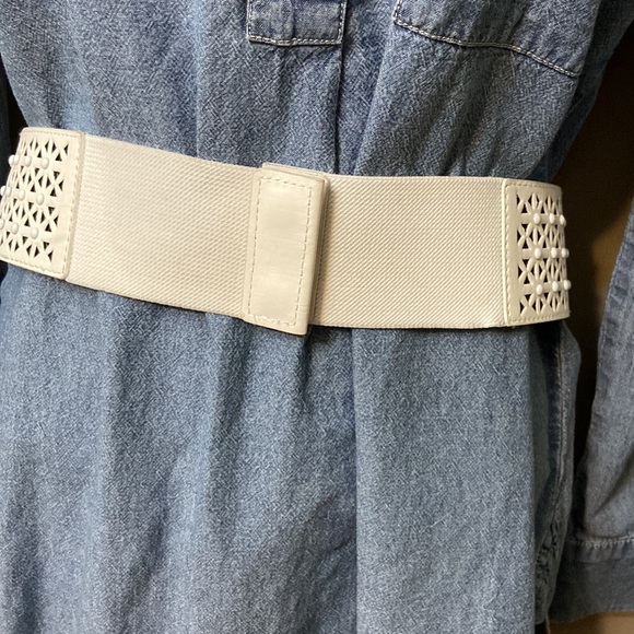 White Laser Cut Bead Embellished Wide Womens Stretch Fashion Belt size 28 EUC - Picture 3 of 7